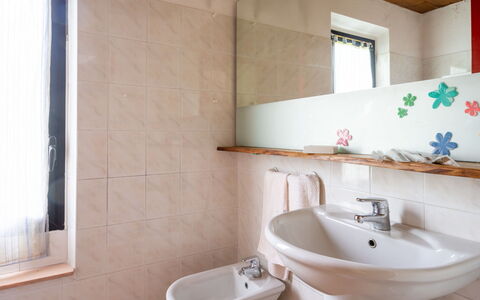 Leggiuno 605: Badezimmer, Eigentum, Zimmer, Bad Sink, Wand, Zapfhahn, Die Architektur, Interior Design, Armatur, Bad Zubehör