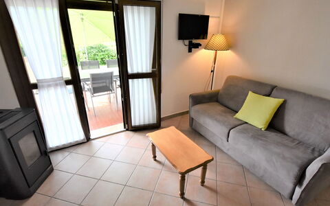 Lago D'Idro 649: Möbel, Eigentum, Couch, Bilderrahmen, Gebäude, Komfort, Holz, Pflanze, Lampe, Beleuchtung
