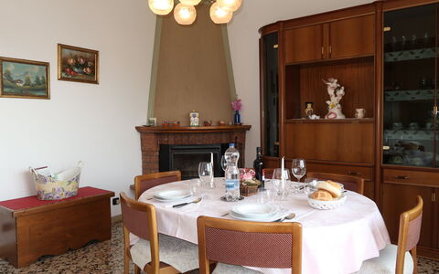 Gialla: Zimmer, Esszimmer, Möbel, Eigentum, Tabelle, Interior Design, Küche & Esszimmer Tisch, Gebäude, Grundeigentum, Restaurant