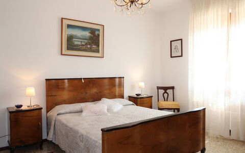Gialla: Schlafzimmer, Möbel, Bett, Zimmer, Bettdecke, Matratze, Bedding, Eigentum, Bettrahmen, Interior Design