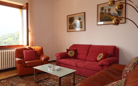 Gialla: Zimmer, Wohnzimmer, Möbel, Eigentum, Interior Design, Couch, Decke, Gebäude, Tabelle, Haus