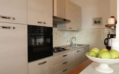 Gialla: Countertop, Zimmer, Küche, Eigentum, Cabinetry, Möbel, Interior Design, Haus, Gelb, Herd