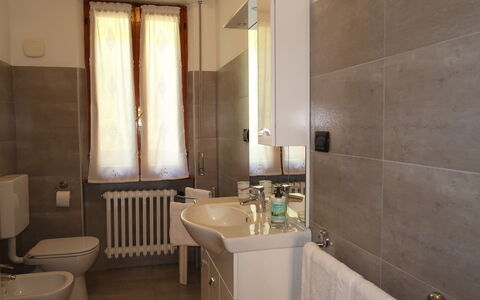 Gialla: Badezimmer, Zimmer, Eigentum, Interior Design, Gebäude, Fliese, Die Architektur, Armatur, Fussboden, Wand