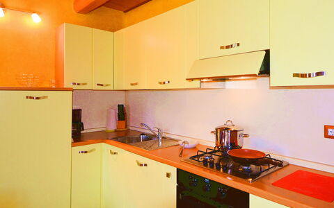 Gravedona 744: Küche, Küchengerät, Countertop, Major Appliance, Interior Design, Holz, Herd, Herd, Flooring, Gasherd
