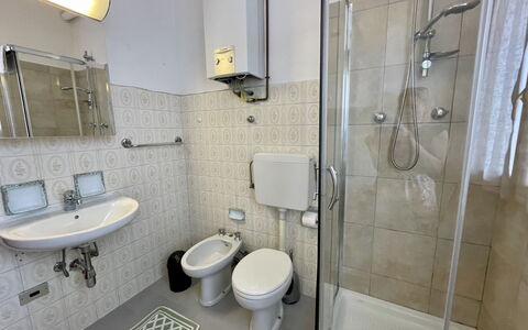 Romina (Dma175): Armatur, Sinken, Eigentum, Zapfhahn, Spiegel, Bad Sink, Badezimmer, Gebäude, Duschtür, Toilette