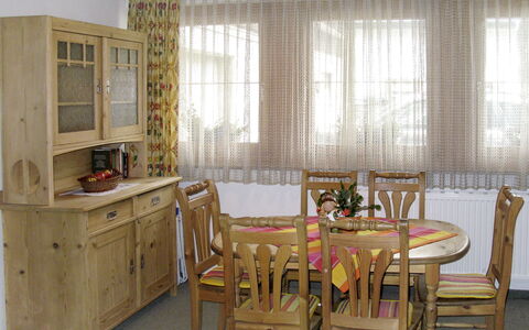 Eusch: Möbel, Zimmer, Esszimmer, Eigentum, Interior Design, Tabelle, Vorhang, Gebäude, Küche & Esszimmer Tisch, Cabinetry