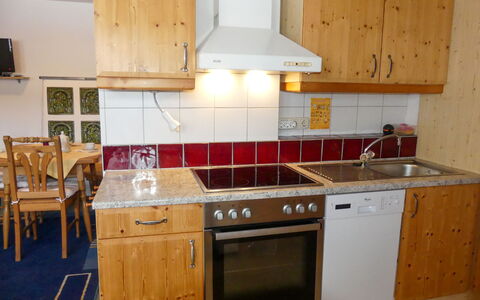 Eusch: Countertop, Cabinetry, Möbel, Spüle, Küche, Herd, Küchengerät, Holz, Zapfhahn, Gebäude