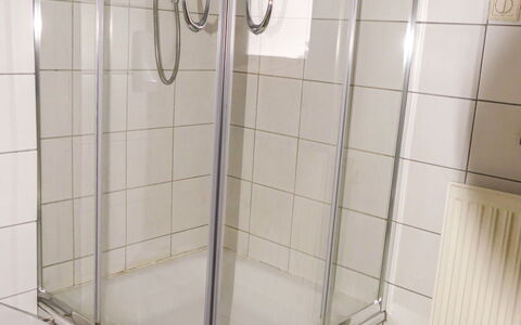 Eusch: Dusche, Duschtür, Fenster, Rechteck, Gebäude, Flooring, Fussboden, Armatur