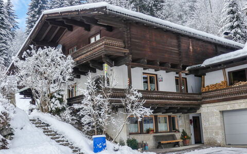 Eusch: Schnee, Gebäude, Fenster, Pflanze, Himmel, Baum, Haus, Steigung, Hütte, Holz