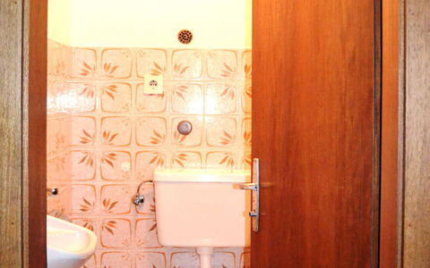 Saalfelden am Steinernen Meer 613: Badezimmer, Eigentum, Zimmer, Toilette, Armatur, Die Architektur, Tür, Toilleten Sitz, Interior Design, Fliese