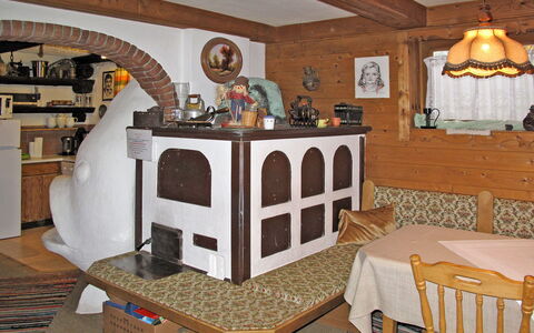 Saalfelden am Steinernen Meer 613: Zimmer, Möbel, Eigentum, Feuerstelle, Interior Design, Steinofen, Kamin, Tabelle, Gebäude, Haus