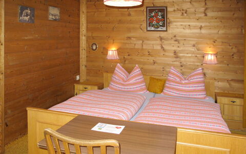 Saalfelden am Steinernen Meer 613: Zimmer, Möbel, Schlafzimmer, Eigentum, Bett, Gebäude, Fussboden, Wand, Bettrahmen, Interior Design