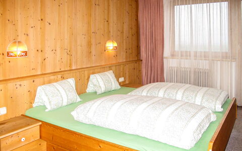 Kainer: Möbel, Eigentum, Gebäude, Komfort, Holz, Bettrahmen, Textil, Interior Design, Bett, Fussboden