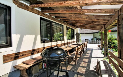 Penz: Möbel, Pflanze, Holz, Schatten, Gebäude, Interior Design, Fussboden, Tabelle, Veranda, Zimmerpflanze