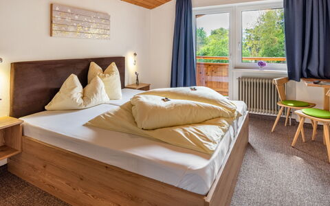 Penz: Schlafzimmer, Bett, Möbel, Zimmer, Eigentum, Bettrahmen, Interior Design, Matratze, Bettdecke, Bedding