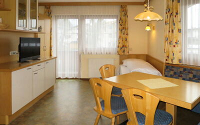 Zottl (Mho175) 826.1: Zimmer, Möbel, Eigentum, Interior Design, Fussboden, Gebäude, Esszimmer, Küche, Tabelle, Cabinetry