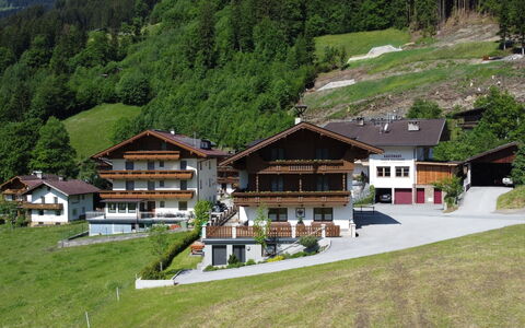 Mayrhofen 832: Möbel, Tabelle, Fenster, Eigentum, Stuhl, Gebäude, Tisch Im Freien, Gartenmöbel, Gras, Pflanze