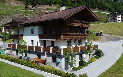 Mayrhofen 832: Möbel, Tabelle, Fenster, Eigentum, Stuhl, Gebäude, Tisch Im Freien, Gartenmöbel, Gras, Pflanze