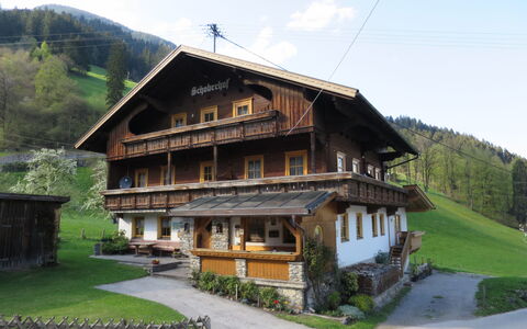 Schoberhof: Pflanze, Wolke, Himmel, Gebäude, Berg, Fenster, Baum, Natürliche Landschaft, Haus, Gras