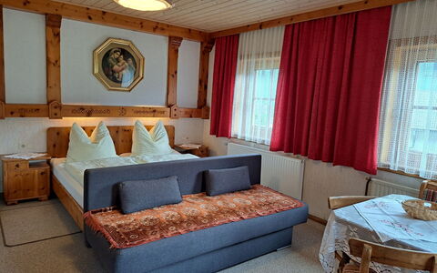 Schoberhof: Möbel, Eigentum, Fenster, Komfort, Azurblau, Holz, Gebäude, Interior Design, Dekoration, Vorhang