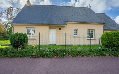 Clos D'Amont: Tabelle, Eigentum, Cabinetry, Gebäude, Dishware, Holz, Countertop, Interior Design, Geschirr, Küchengerät