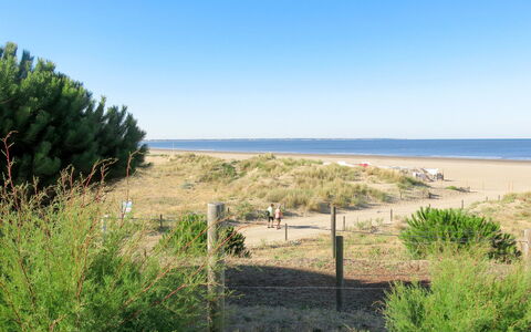 Indigo-Vue Mer et Piscine Chauffée: Vegetation, Natürliche Landschaft, Himmel, Grundstueck, Natürlichen Umgebung, Gras, Eigentum, Ufer, Meer, Strand