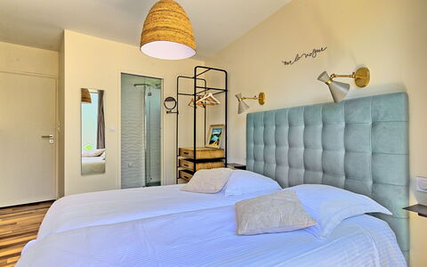 Indigo-Vue Mer et Piscine Chauffée: Möbel, Eigentum, Komfort, Azurblau, Bettrahmen, Holz, Textil, Lampe, Interior Design, Cabinetry