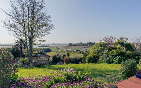 Villa Panorama Mer: Tabelle, Möbel, Stuhl, Schatten, Tischdecke, Grundeigentum, Holz, Baum, Gartenmöbel, Freizeit