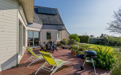 Villa Panorama Mer: Tabelle, Möbel, Stuhl, Schatten, Tischdecke, Grundeigentum, Holz, Baum, Gartenmöbel, Freizeit