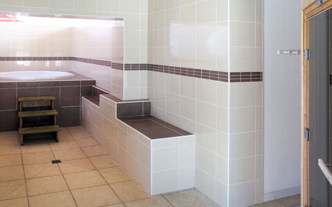 Parentis en Born 699: Eigentum, Sinken, Cabinetry, Armatur, Zapfhahn, Fussboden, Flooring, Badezimmer, Wand, Materialeigenschaft