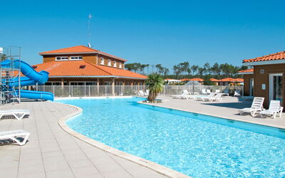 Parentis en Born 699: Schwimmbad, Eigentum, Freizeitzentrum, Gebäude, Resort, Freizeit, Urlaub, \Stadt, Grundeigentum, Haus