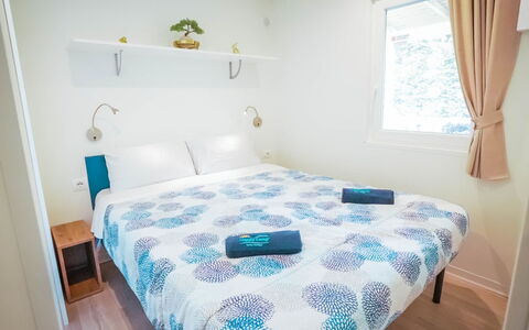 Caorle 699: Bett, Schlafzimmer, Interior Design, Bettdecke, Holz, Bedding, Linens, Fussboden, Textil, Möbel