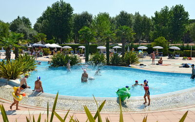 Caorle 699: Erholung, Schwimmbad, Freizeit, Regenschirm, Resort, Urlaub, Gartenmöbel, Schatten