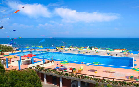 Rosolina Mare 620: Wolke, Wasser, Himmel, Pflanze, Blau, Azurblau, Schwimmbad, Freizeit, Gartenmöbel, Schatten