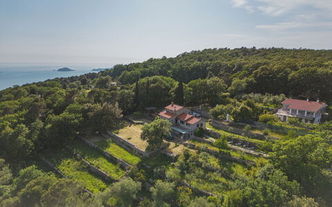 Casa Marepietra: Himmel, Berg, Daytime, Gebäude, Pflanze, Natürliche Landschaft, Haus, Vegetation, Hochland, Baum
