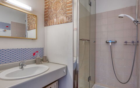 Lacanau 280: Spiegel, Armatur, Zapfhahn, Sinken, Duschkopf, Eigentum, Bad Sink, Badezimmer, Brausenstange, Blau