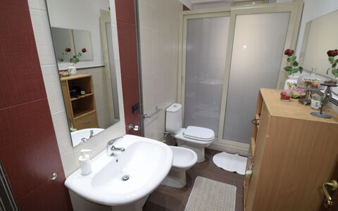 Etna View: Badezimmer, Zimmer, Eigentum, Bad Sink, Interior Design, Sinken, Gebäude, Fussboden, Grundeigentum, Armatur