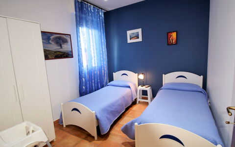 Etna View: Zimmer, Schlafzimmer, Blau, Möbel, Bett, Eigentum, Interior Design, Bettdecke, Wand, Gebäude
