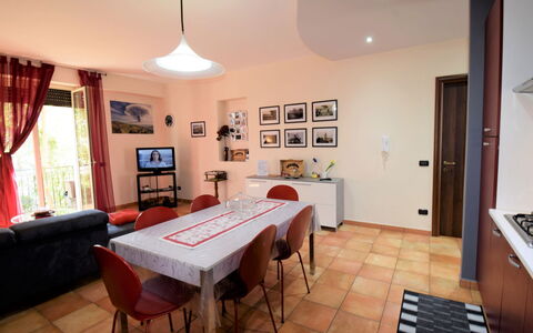 Etna View: Eigentum, Zimmer, Möbel, Gebäude, Esszimmer, Interior Design, Fussboden, Grundeigentum, Haus, Tabelle