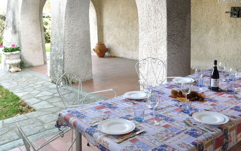 La Bertolina: Tischdecke, Tabelle, Eigentum, Zimmer, Die Architektur, Möbel, Interior Design, Gebäude, Restaurant, Haus