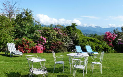 La Bertolina: Eigentum, Rasen, Gras, Tabelle, Garten, Himmel, Möbel, Klappstuhl, Haus, Garten