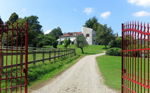 La Bertolina: Zaun, Gras, Grundstueck, Himmel, Ländliches Gebiet, Tor, Baum, Die Architektur, Landschaft, Haus
