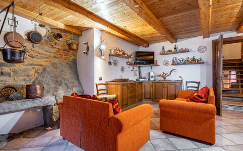 Ivan: Eigentum, Couch, Holz, Bilderrahmen, Interior Design, Lampe, Fussboden, Wohnzimmer, Flooring, Studio Couch