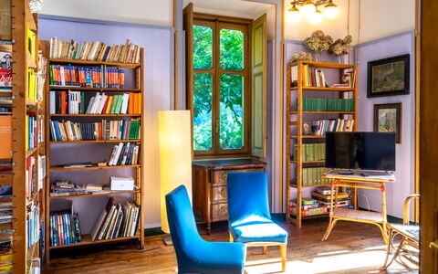 Villa Biino: Bücherregal, Eigentum, Möbel, Regal, Bilderrahmen, Tabelle, Buch, Holz, Regale, Beleuchtung