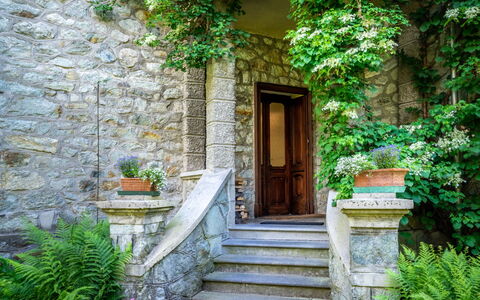 Villa Biino: Pflanze, Gebäude, Treppe, Azurblau, Tür, Holz, Haus, Steinwand, Hütte, Backstein