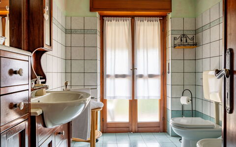 Ca' D'Gnese: Zapfhahn, Armatur, Sinken, Eigentum, Gebäude, Bad Sink, Holz, Badezimmer, Lila