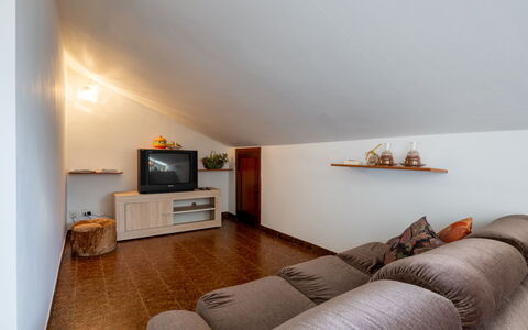 Ca' D'Gnese: Eigentum, Gebäude, Couch, Komfort, Fernsehen, Holz, Interior Design, Wohnzimmer, Haushaltsgerät, Fussboden