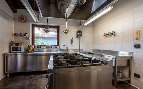 La Grotta di Cech: Cabinetry, Countertop, Küche, Herd, Interior Design, Küchengerät, Sinken, Haus, Holz, Gasherd