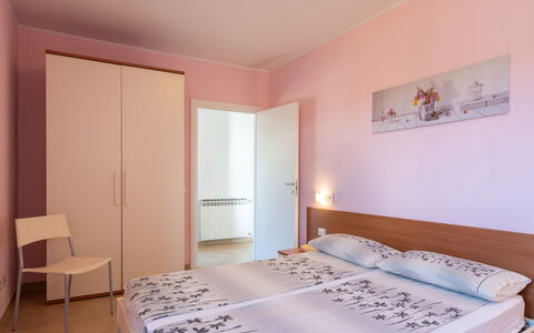 Pietrabruna 665: Schlafzimmer, Bett, Zimmer, Möbel, Eigentum, Bettdecke, Bettrahmen, Interior Design, Fussboden, Decke