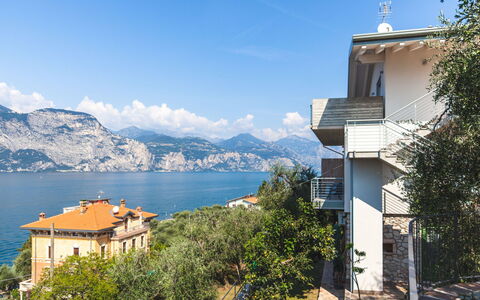 Brenzone 699: Himmel, Wasser, Wolke, Gebäude, Pflanze, Berg, Baum, Haus, Fenster, See
